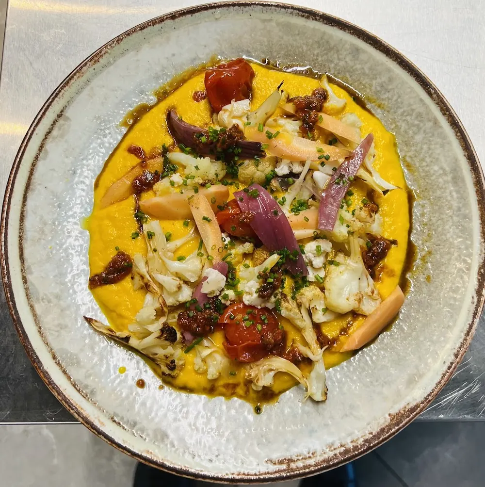Assiette colorée sur une crème orangée