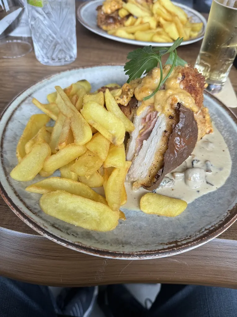 Cordon bleu, sauce aux champignons et frites, photo du restaurant