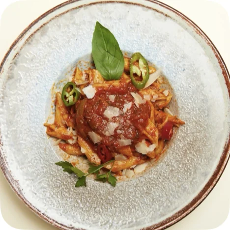 Pâtes à la sauce tomate, basilic et piment